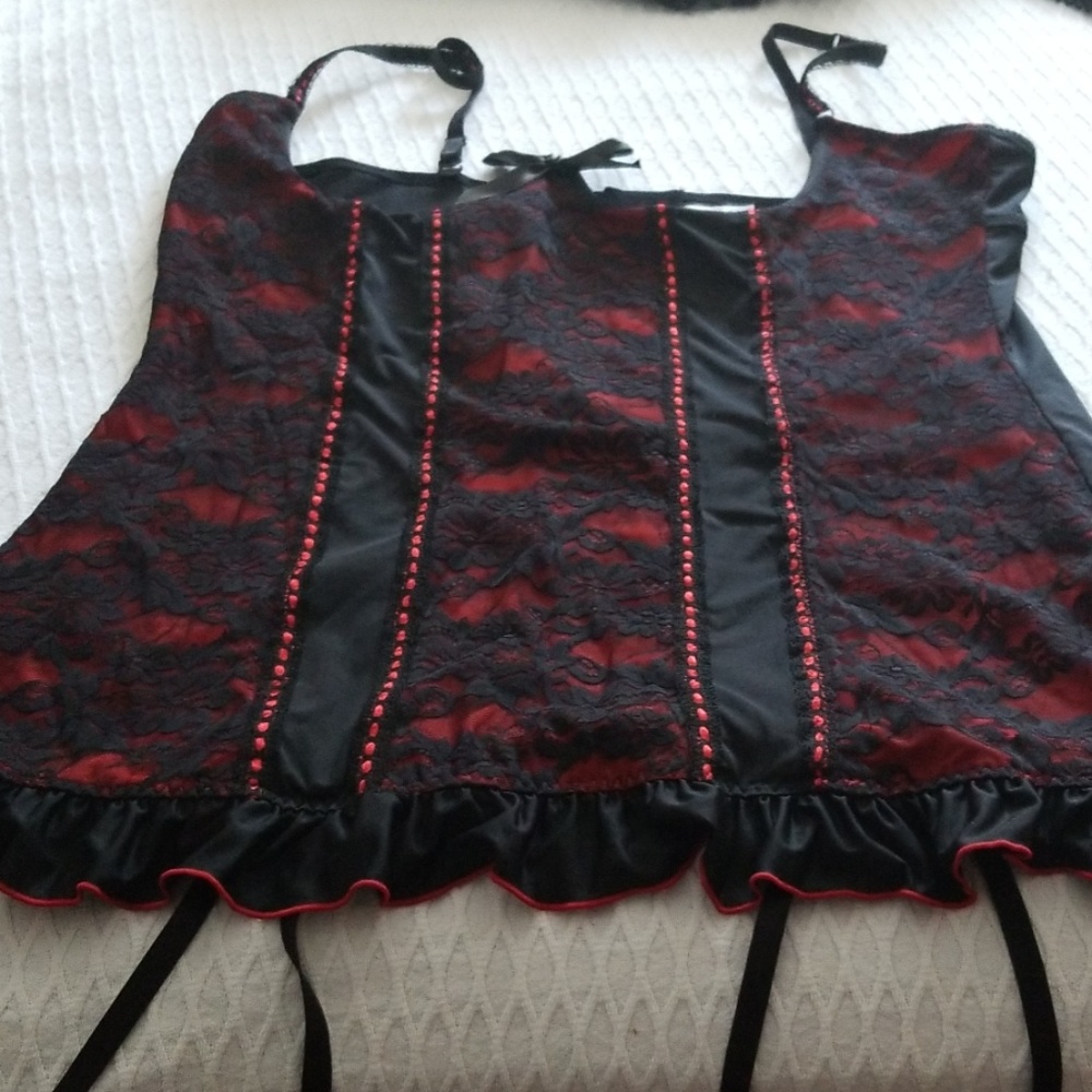 Torrid Red & Black lingerie excellent condition